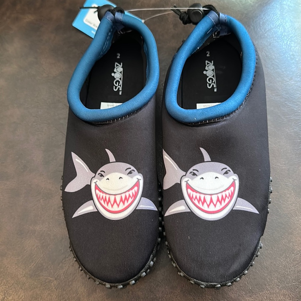 ZOOGS SHARK WATER SHOES: BLACK/BLUE: NEW WITH TAGS: SIZE 2